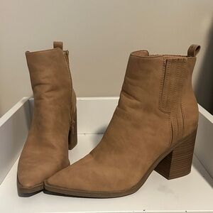 Universal Thread Tan Ankle cowboy boot 10